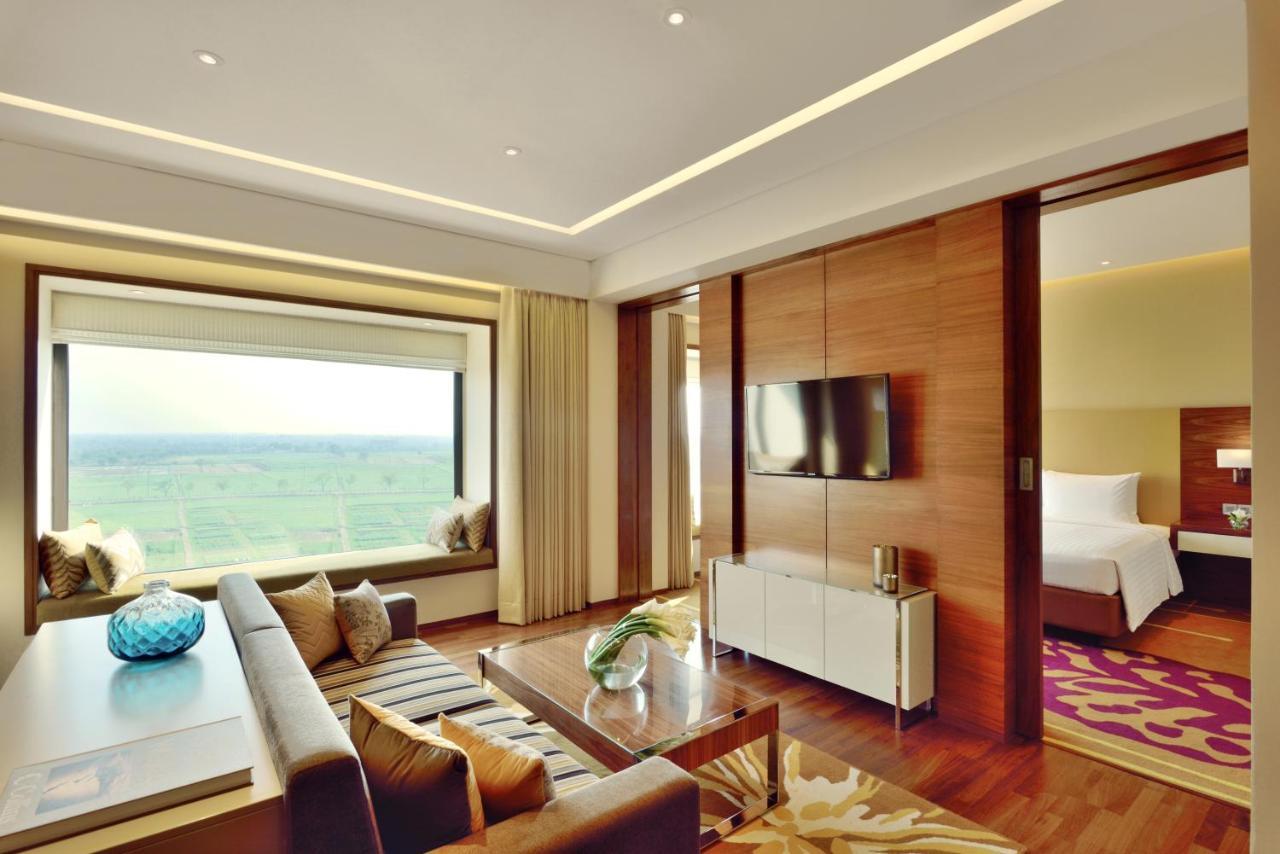 Courtyard By Marriott Raipur Hotell Exteriör bild