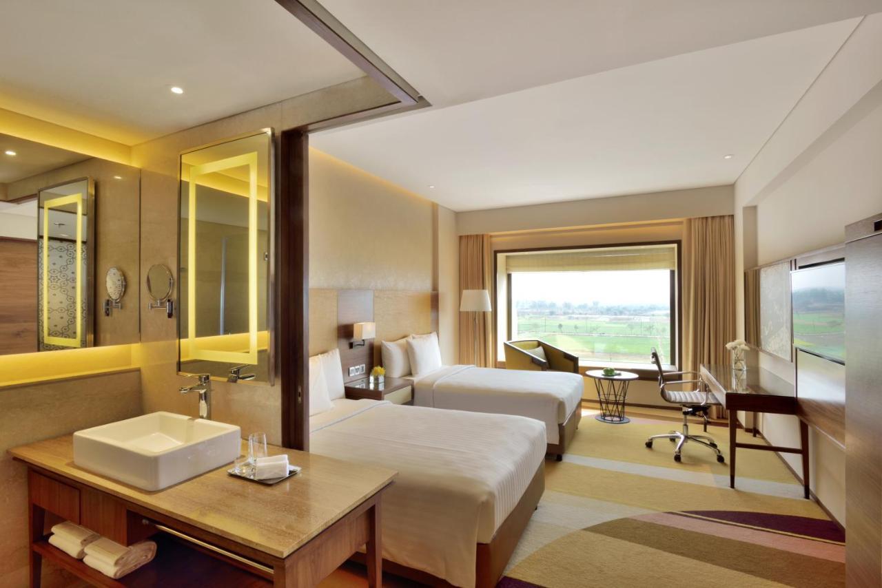 Courtyard By Marriott Raipur Hotell Exteriör bild