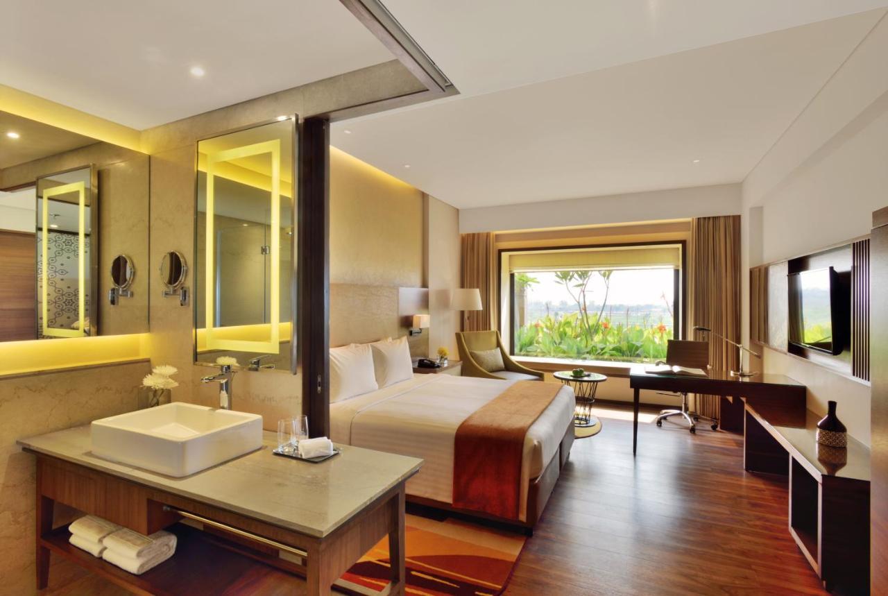Courtyard By Marriott Raipur Hotell Exteriör bild