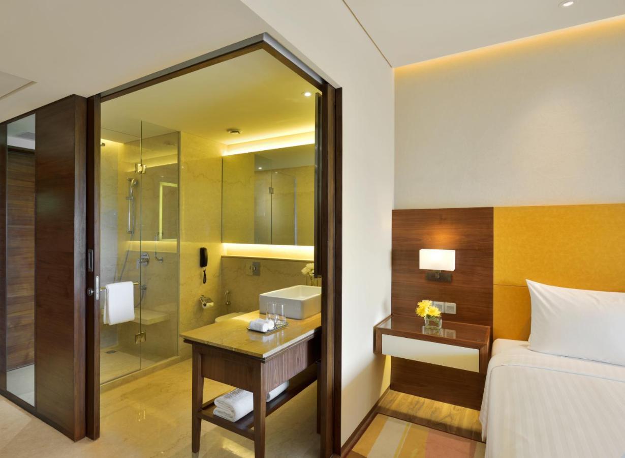 Courtyard By Marriott Raipur Hotell Exteriör bild