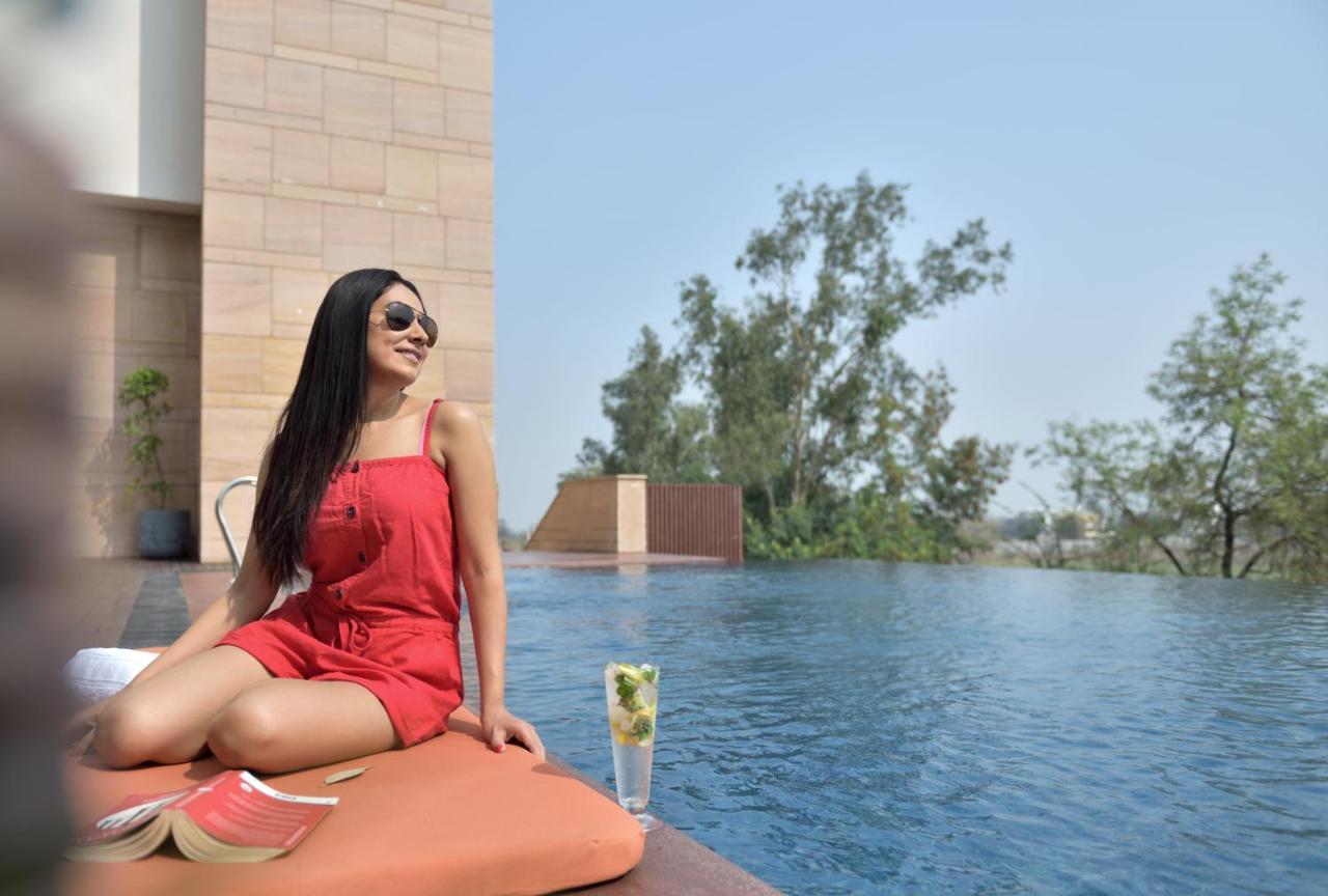 Courtyard By Marriott Raipur Hotell Exteriör bild
