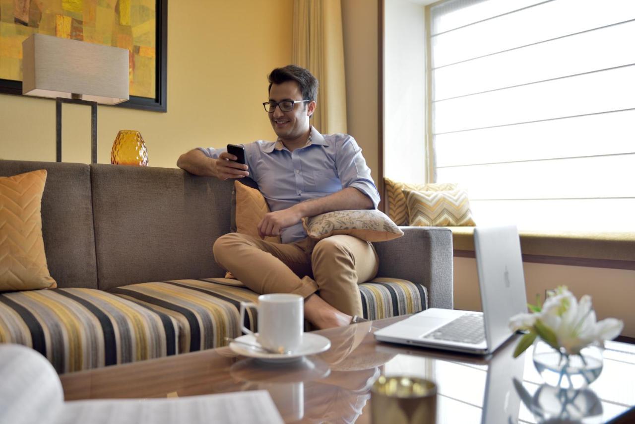 Courtyard By Marriott Raipur Hotell Exteriör bild