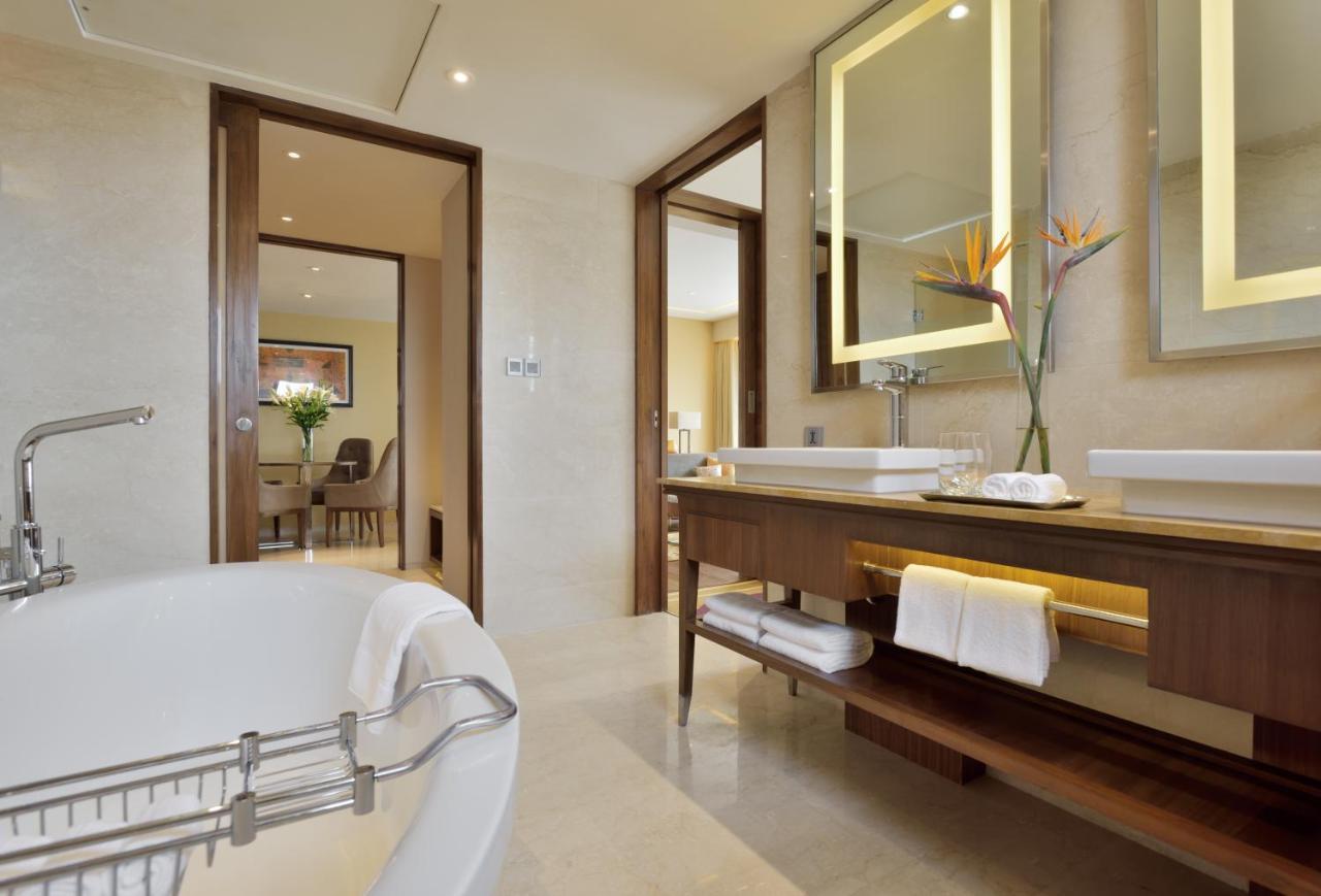 Courtyard By Marriott Raipur Hotell Exteriör bild