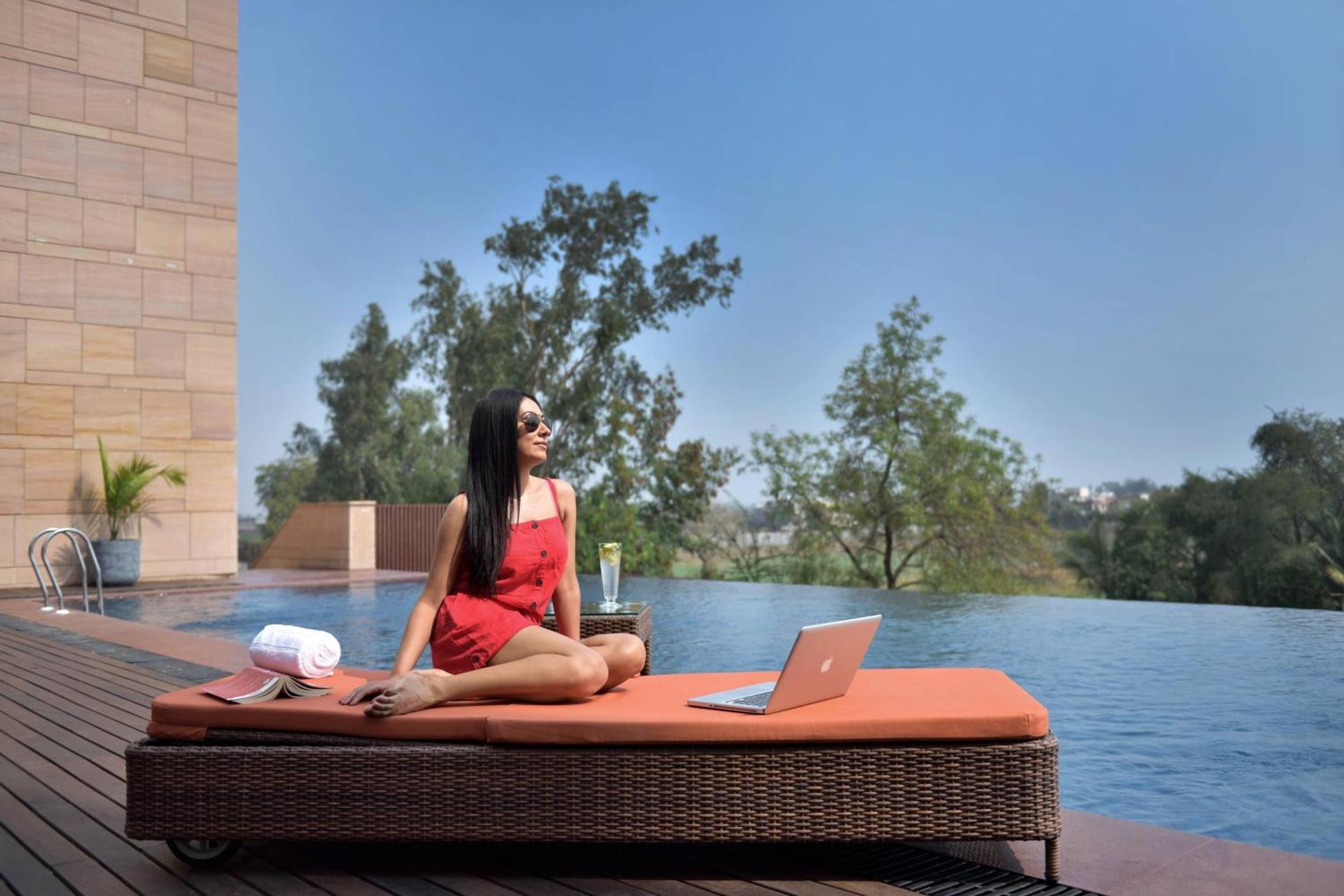 Courtyard By Marriott Raipur Hotell Exteriör bild