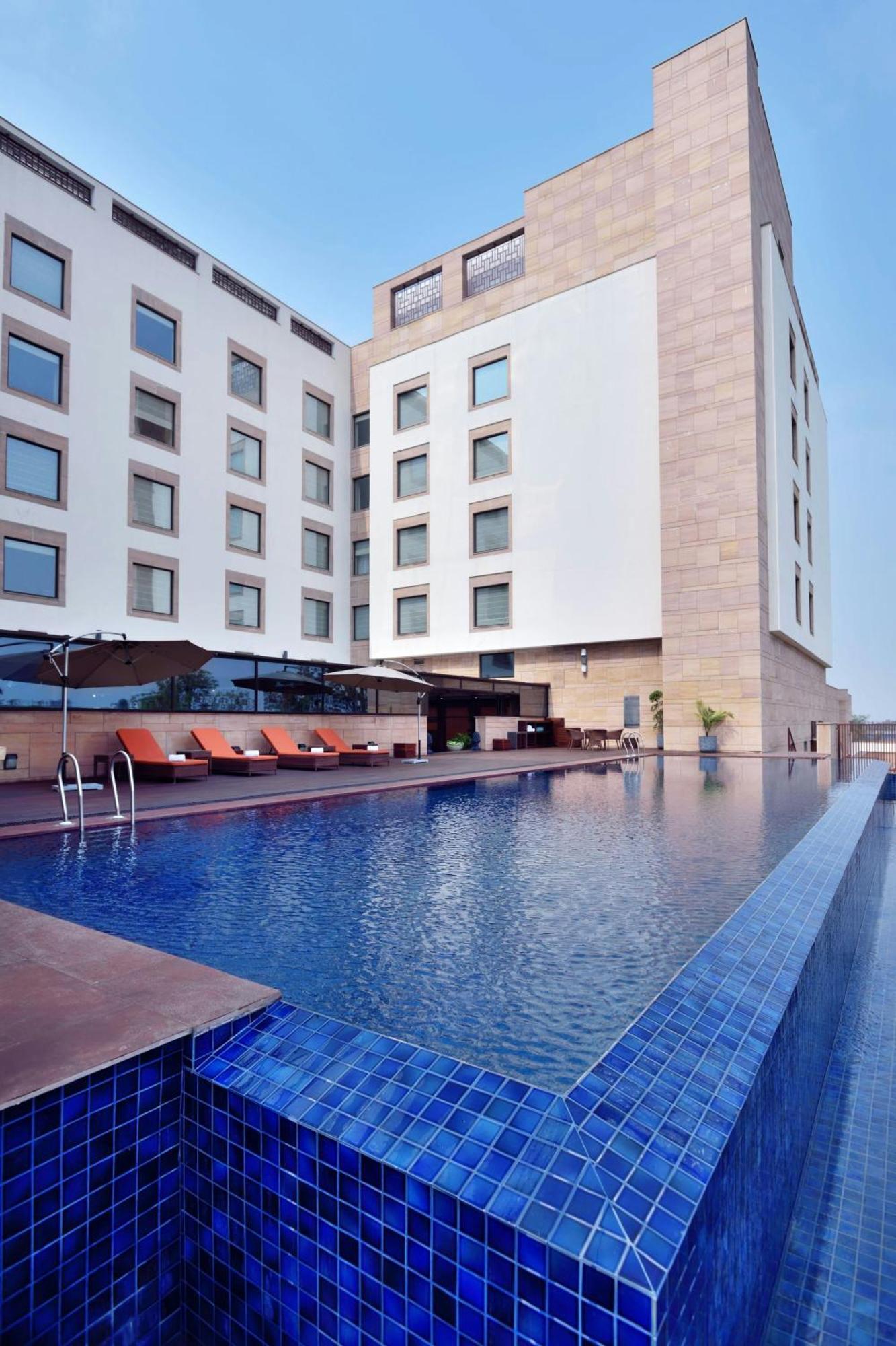 Courtyard By Marriott Raipur Hotell Exteriör bild
