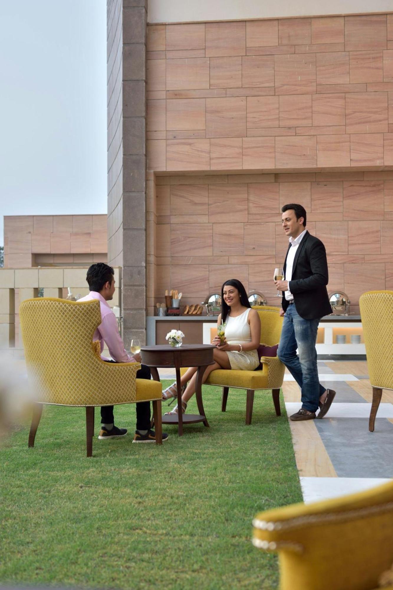 Courtyard By Marriott Raipur Hotell Exteriör bild