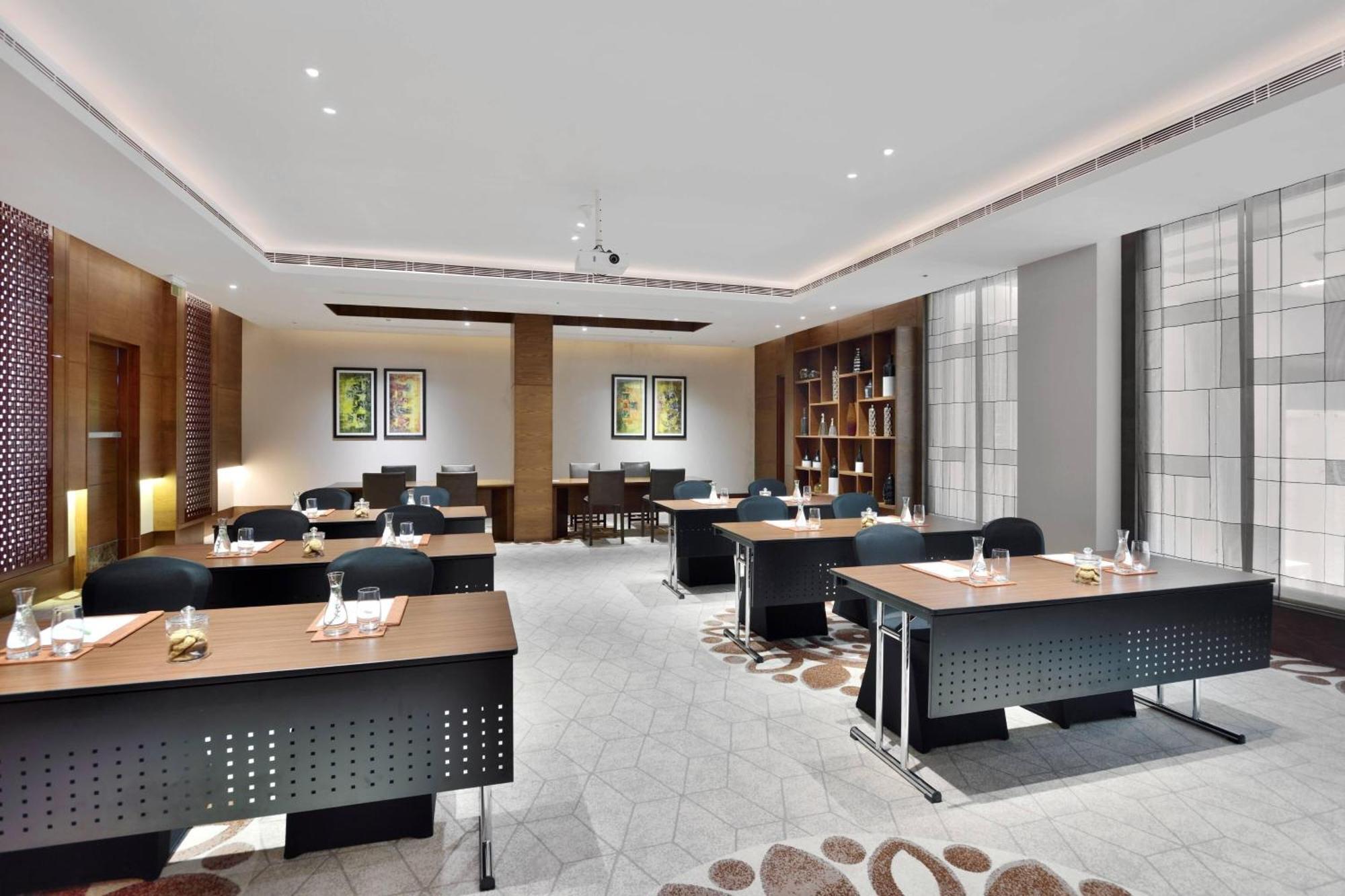 Courtyard By Marriott Raipur Hotell Exteriör bild