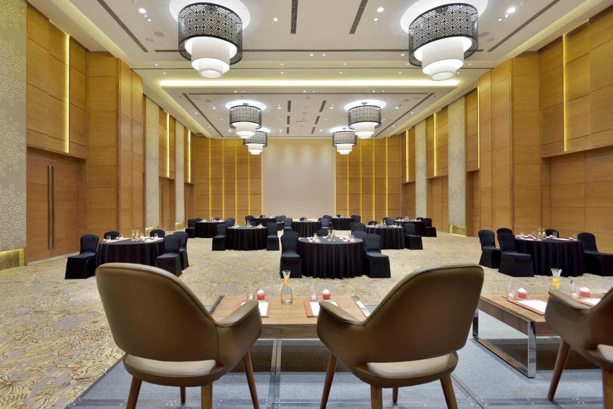 Courtyard By Marriott Raipur Hotell Exteriör bild