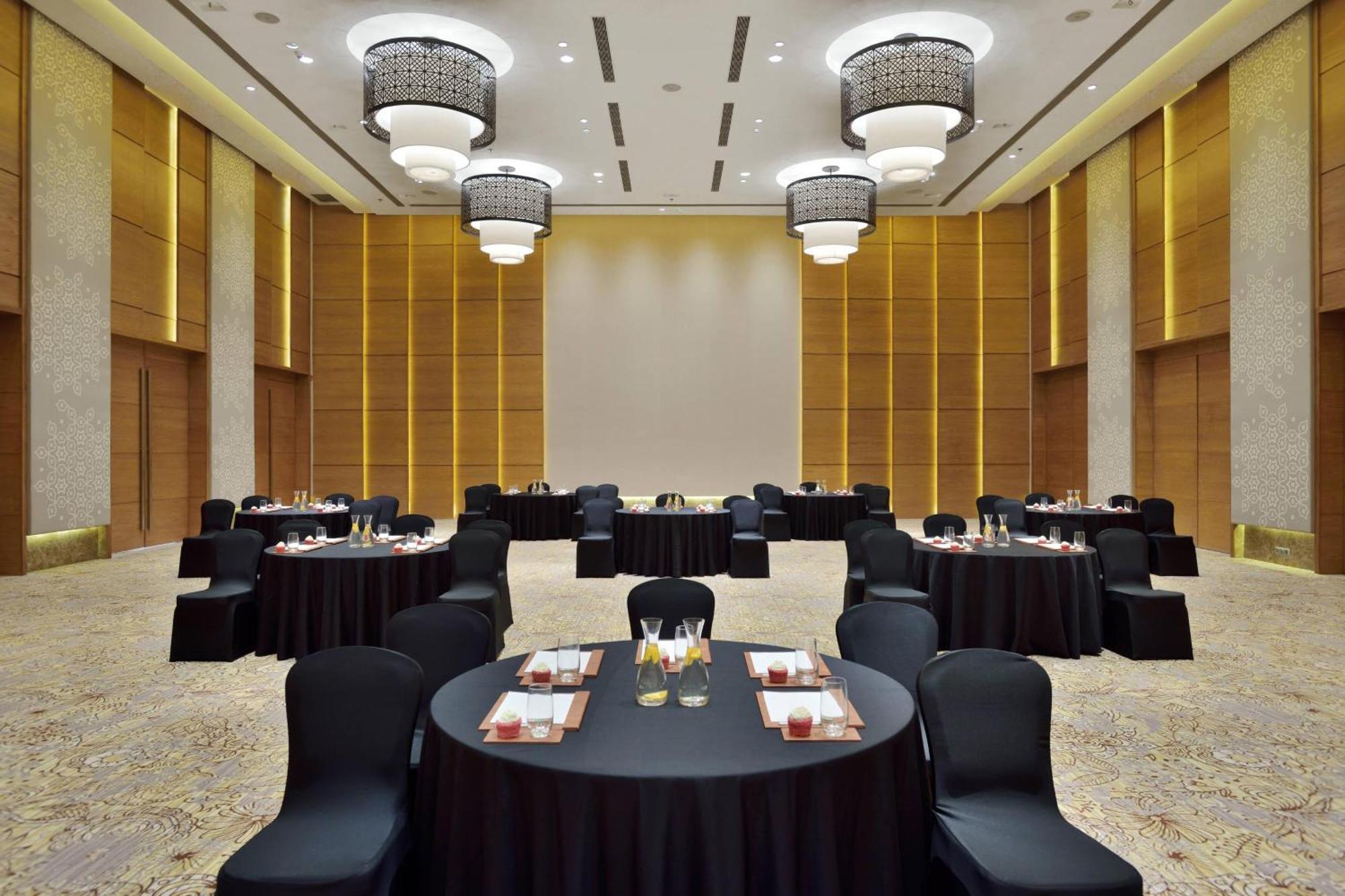 Courtyard By Marriott Raipur Hotell Exteriör bild