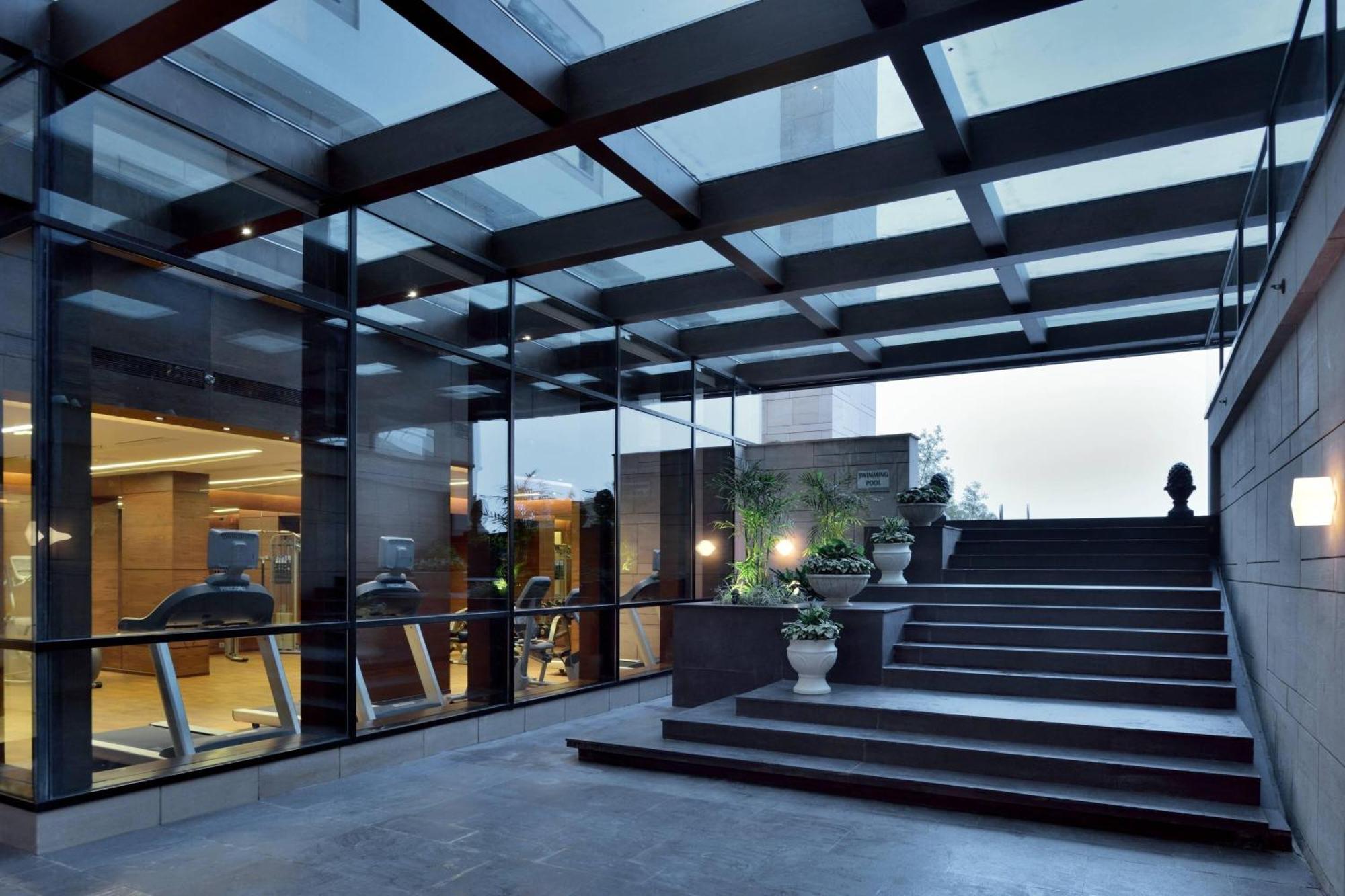 Courtyard By Marriott Raipur Hotell Exteriör bild