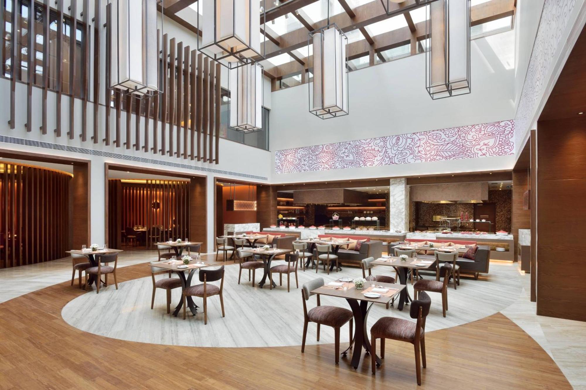 Courtyard By Marriott Raipur Hotell Exteriör bild