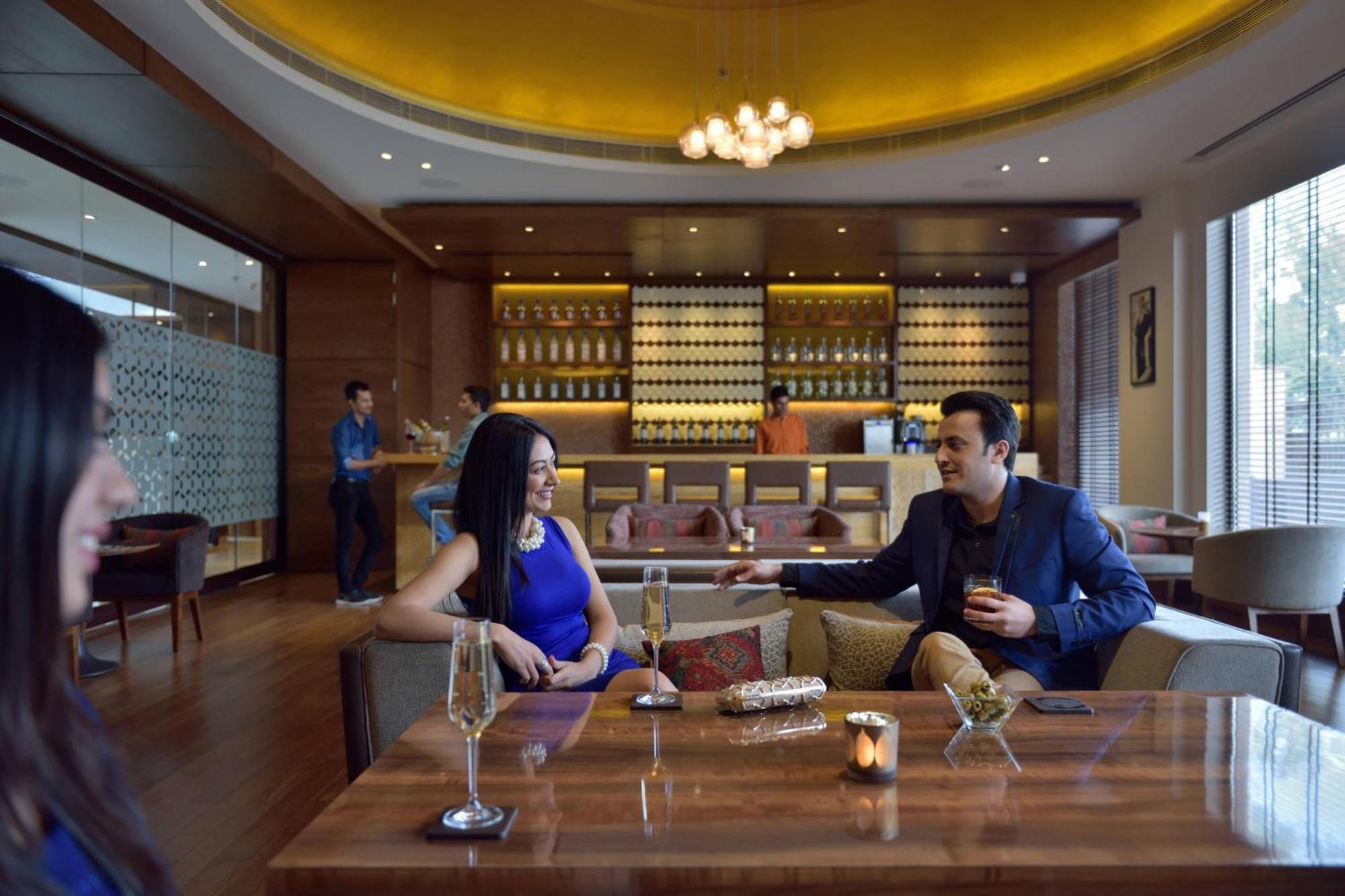 Courtyard By Marriott Raipur Hotell Exteriör bild