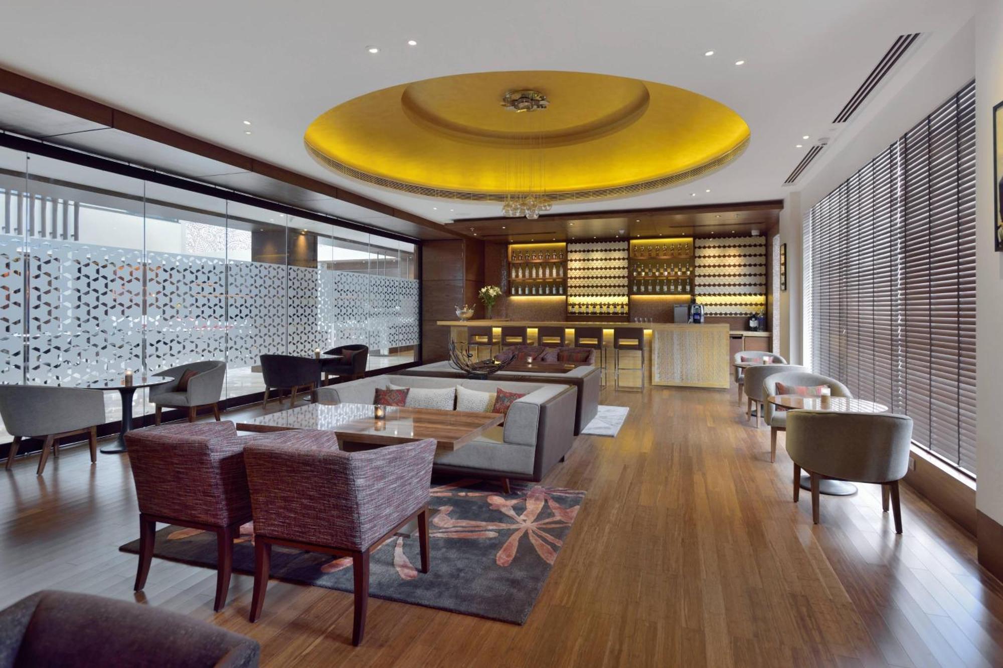 Courtyard By Marriott Raipur Hotell Exteriör bild