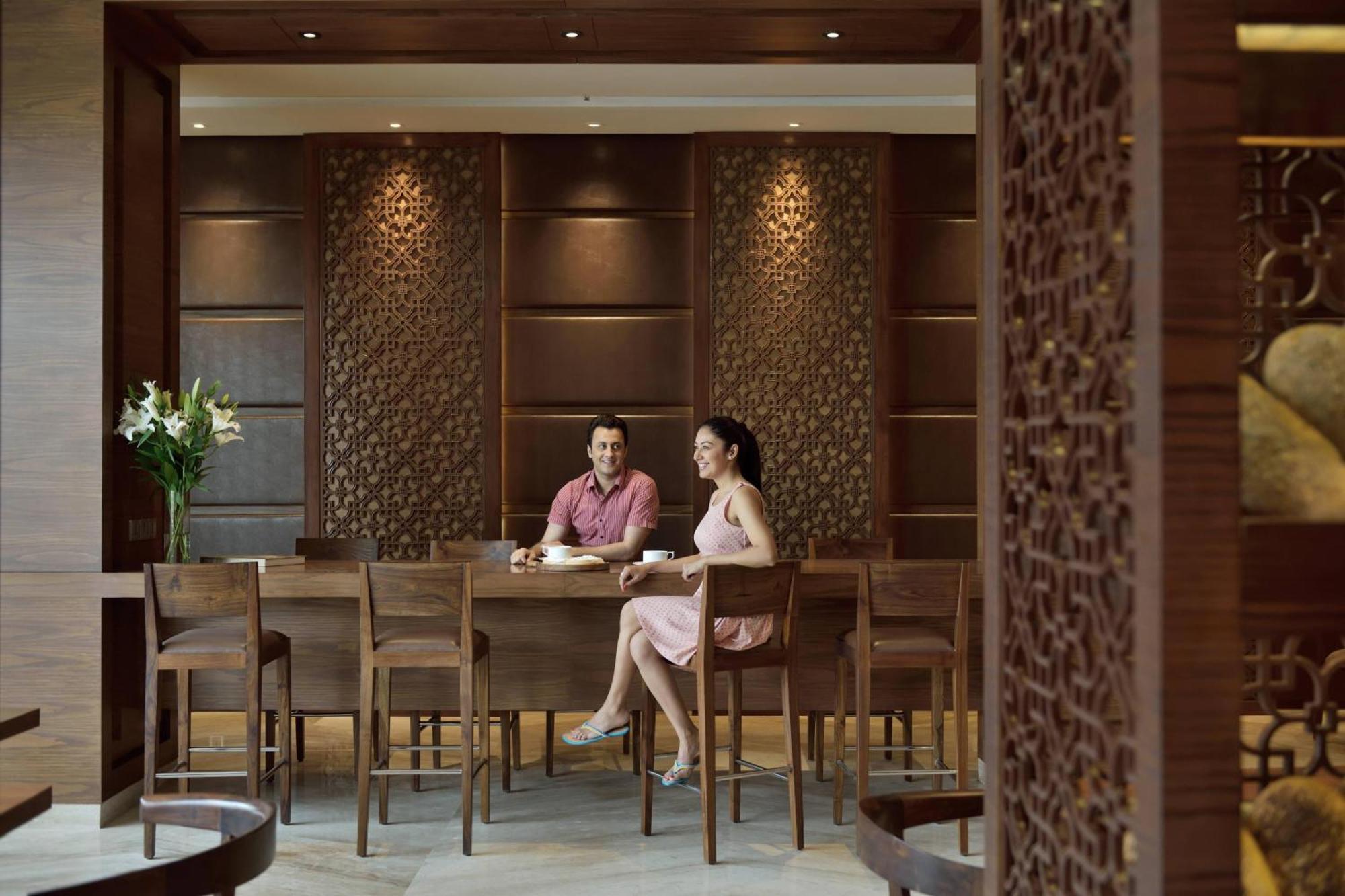 Courtyard By Marriott Raipur Hotell Exteriör bild