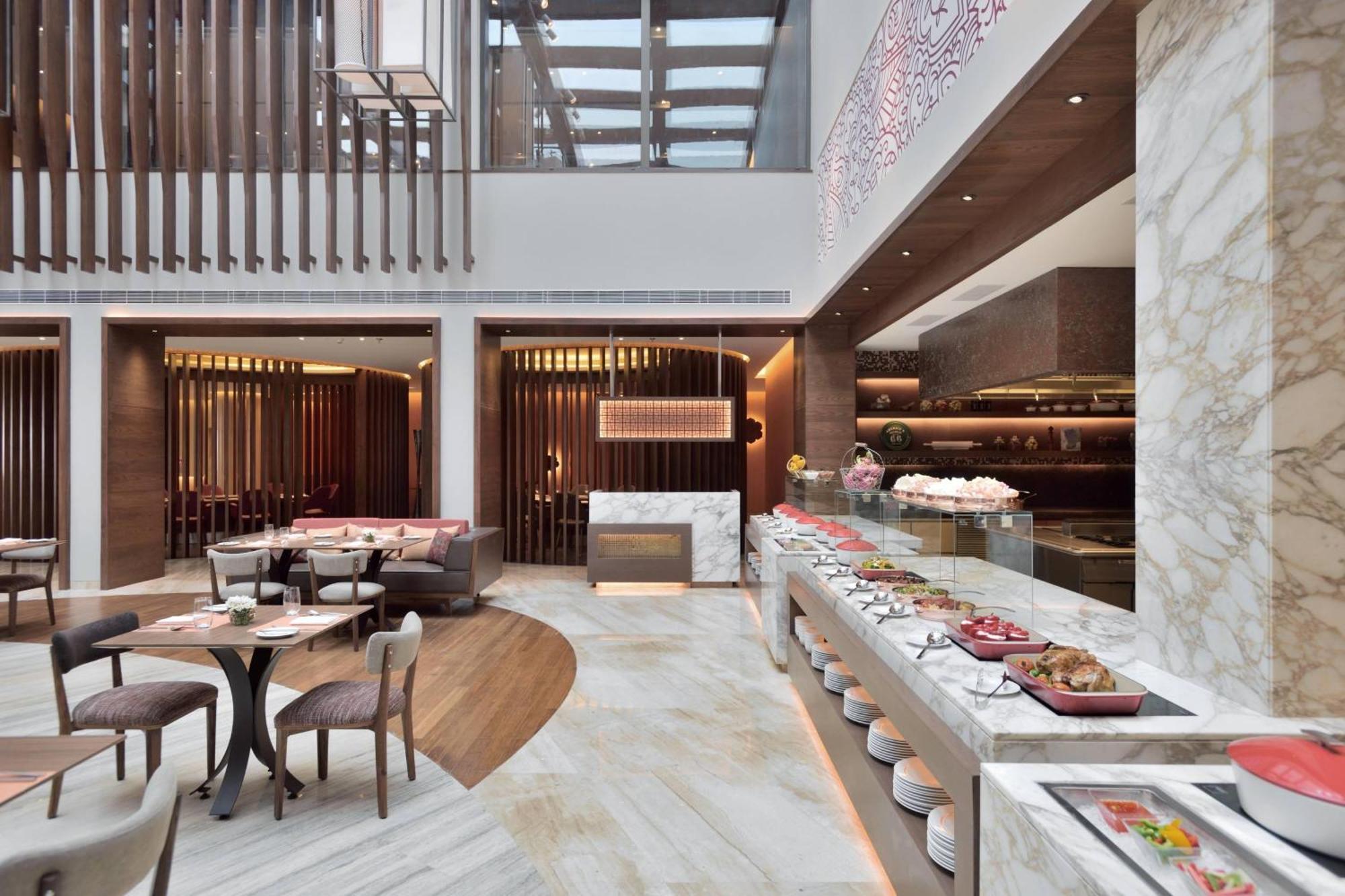 Courtyard By Marriott Raipur Hotell Exteriör bild