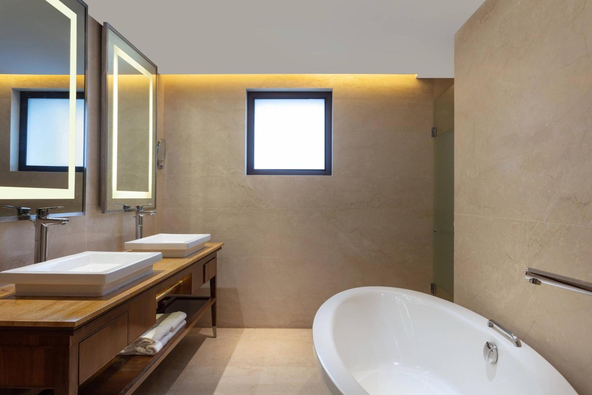 Courtyard By Marriott Raipur Hotell Exteriör bild