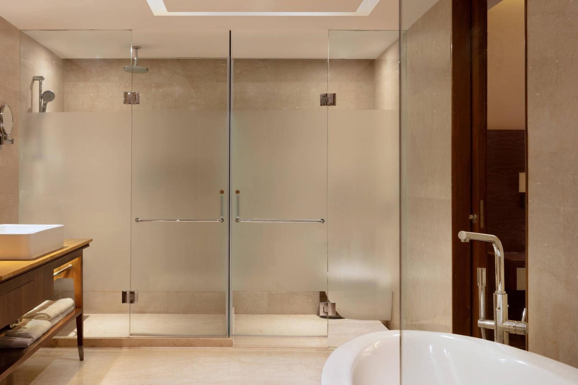 Courtyard By Marriott Raipur Hotell Exteriör bild