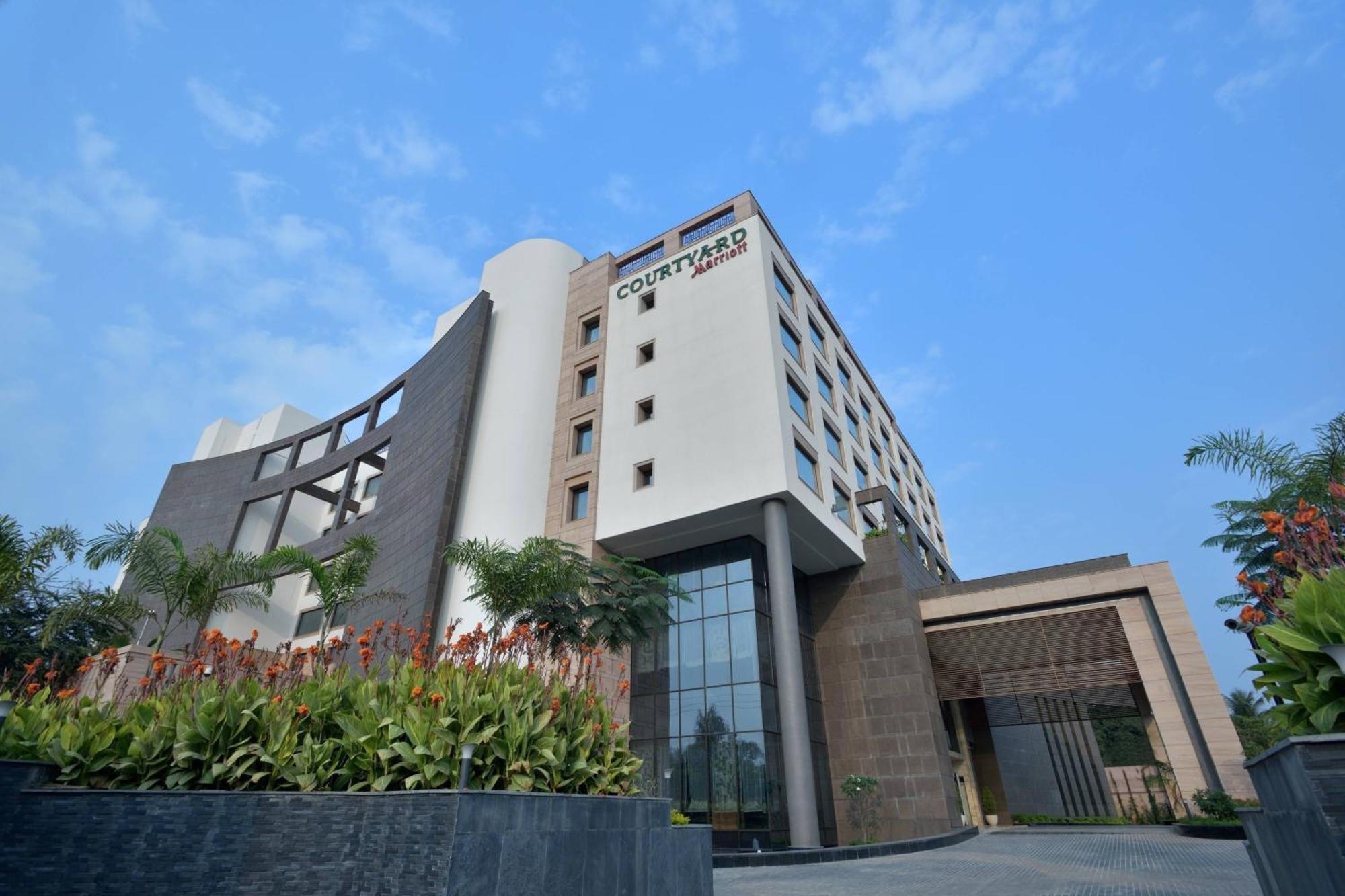 Courtyard By Marriott Raipur Hotell Exteriör bild