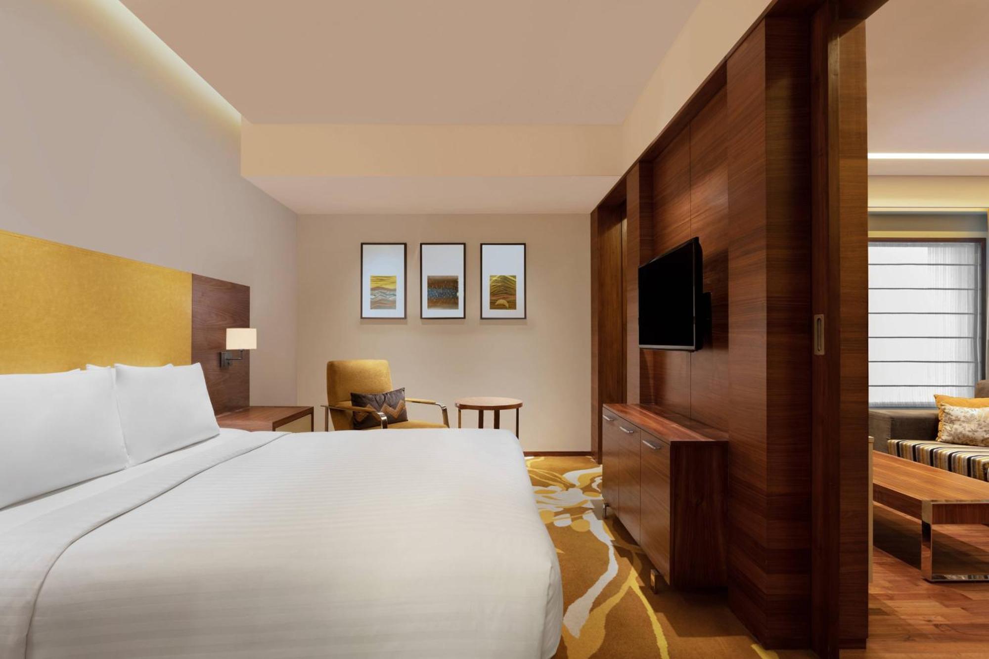 Courtyard By Marriott Raipur Hotell Exteriör bild