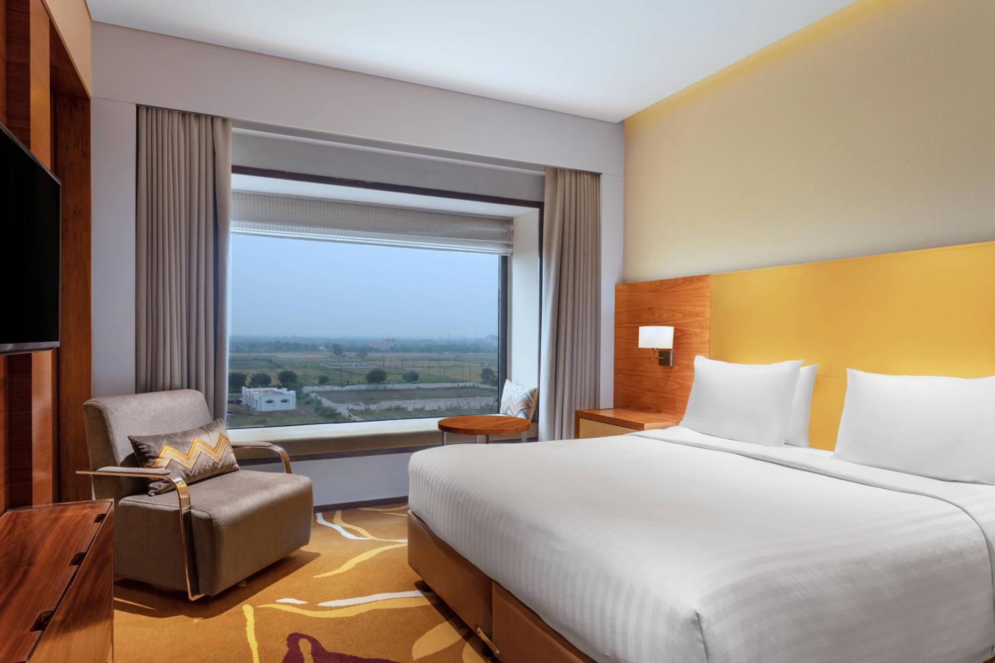 Courtyard By Marriott Raipur Hotell Exteriör bild