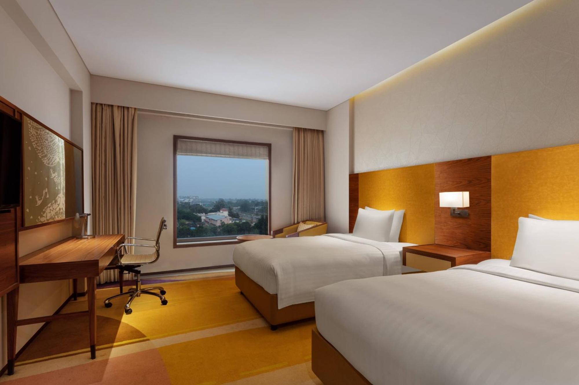 Courtyard By Marriott Raipur Hotell Exteriör bild
