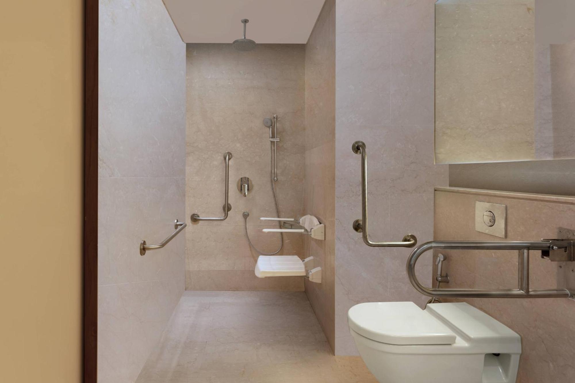 Courtyard By Marriott Raipur Hotell Exteriör bild