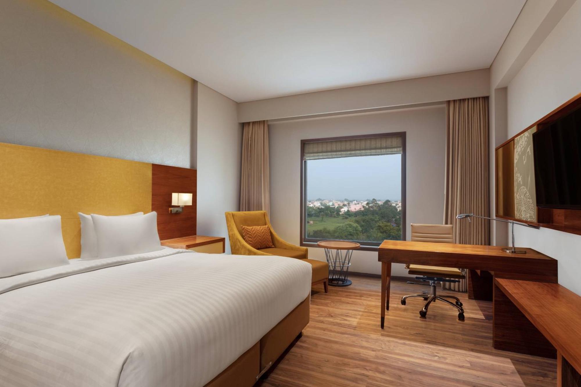 Courtyard By Marriott Raipur Hotell Exteriör bild