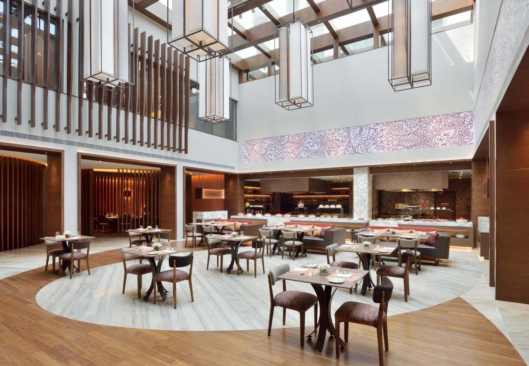 Courtyard By Marriott Raipur Hotell Exteriör bild