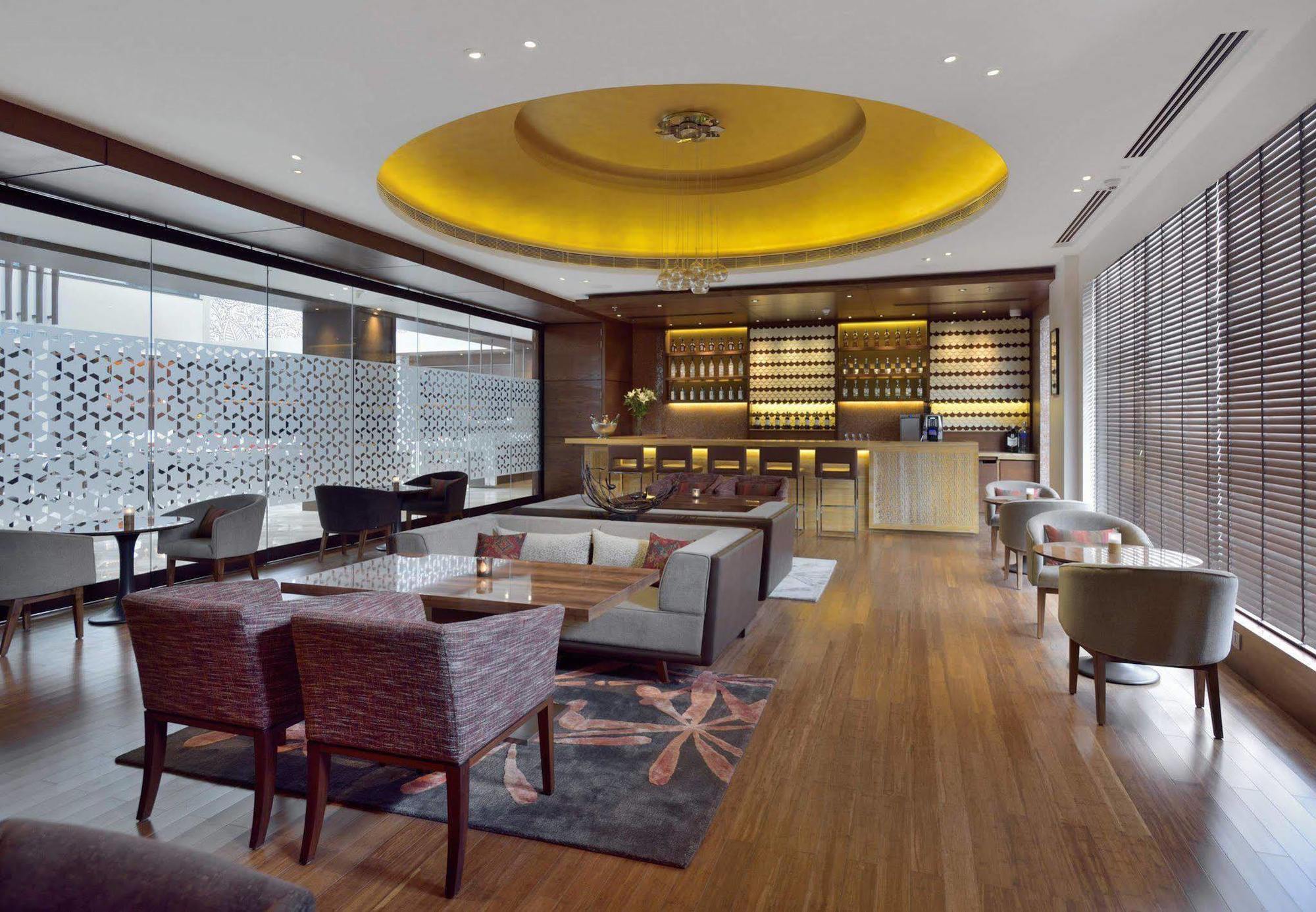 Courtyard By Marriott Raipur Hotell Exteriör bild