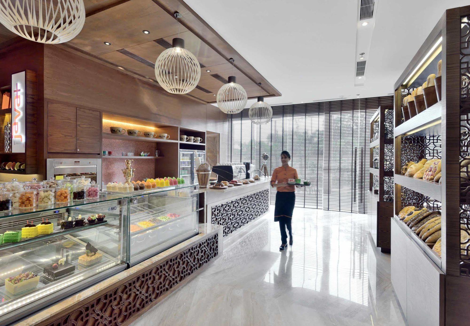 Courtyard By Marriott Raipur Hotell Exteriör bild