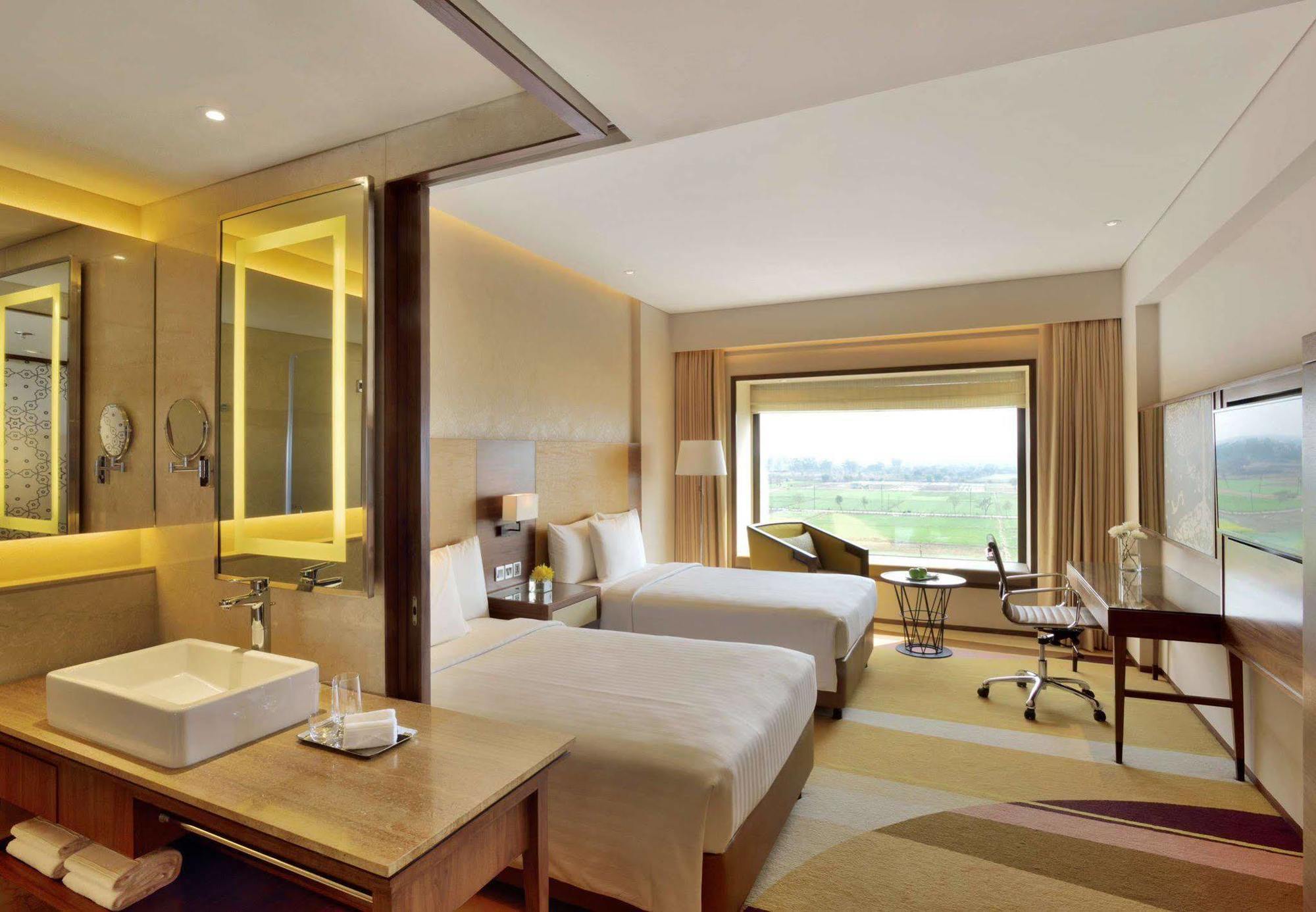 Courtyard By Marriott Raipur Hotell Exteriör bild