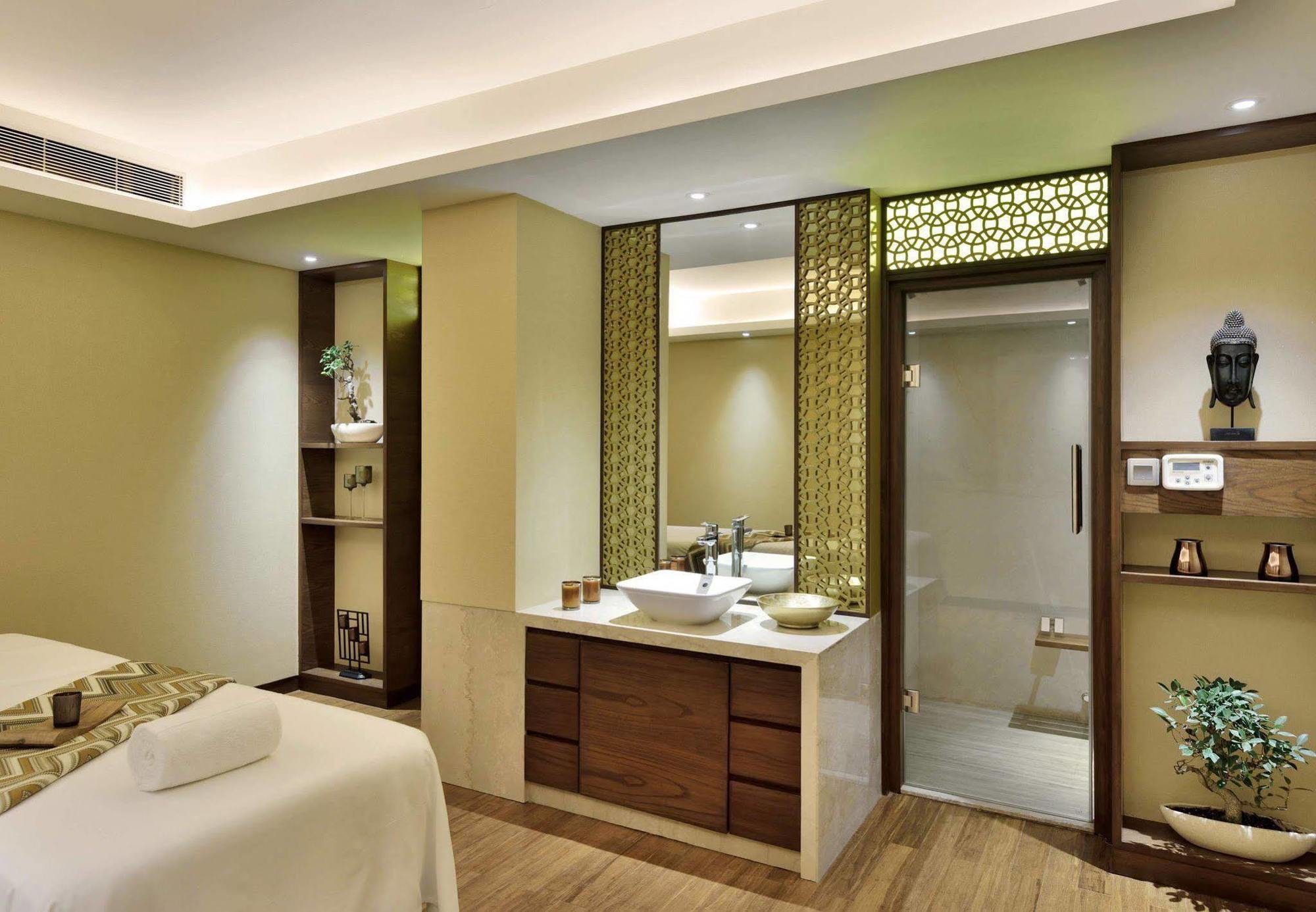 Courtyard By Marriott Raipur Hotell Exteriör bild
