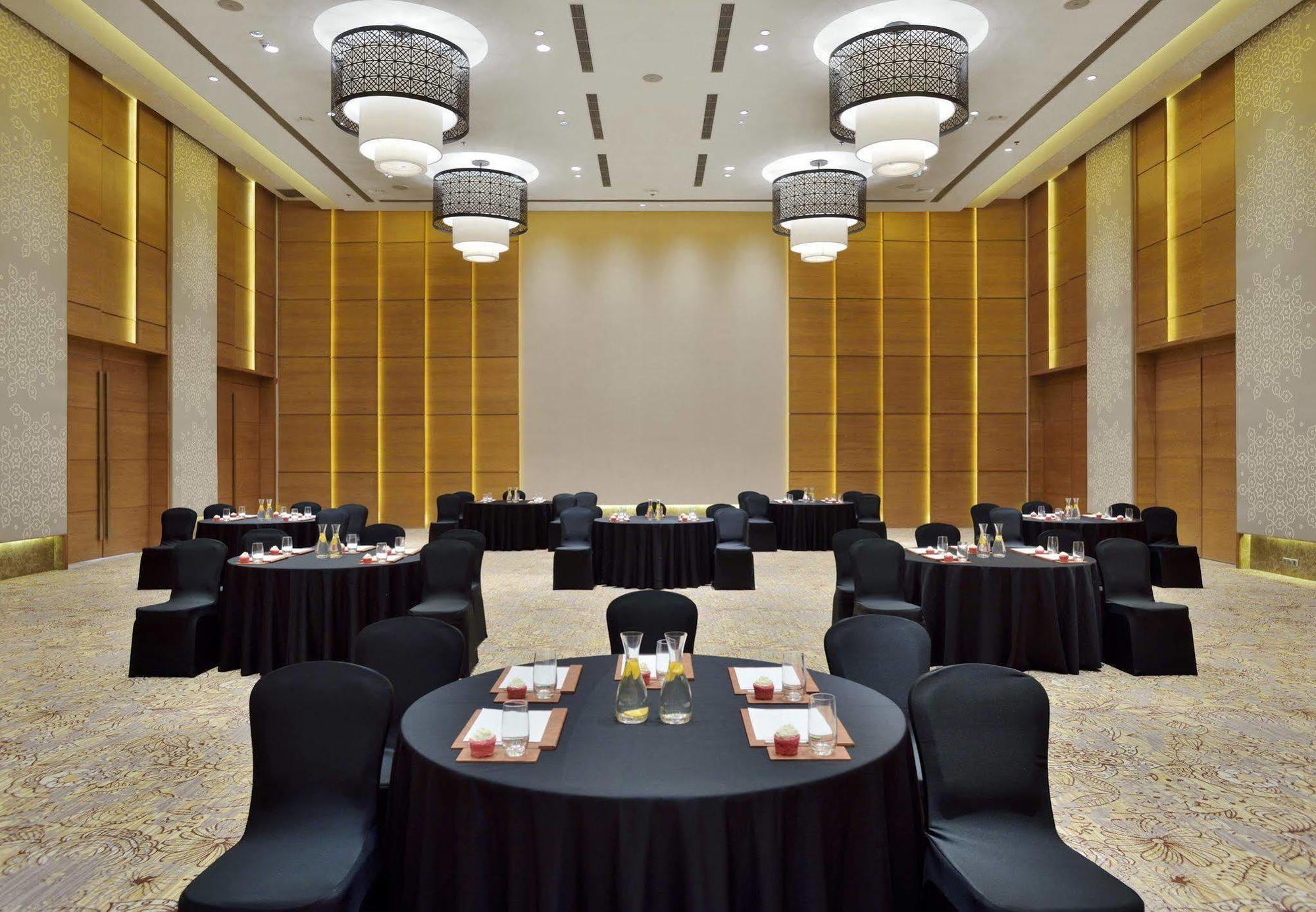 Courtyard By Marriott Raipur Hotell Exteriör bild
