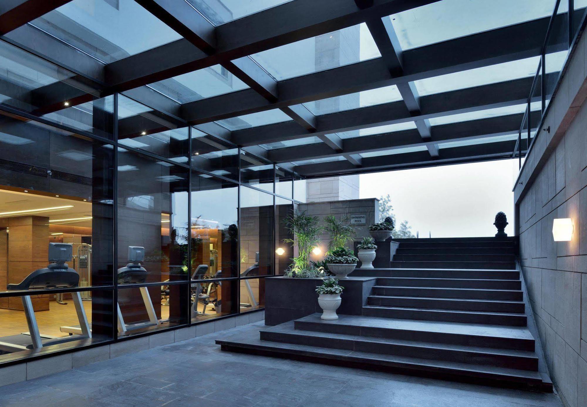 Courtyard By Marriott Raipur Hotell Exteriör bild