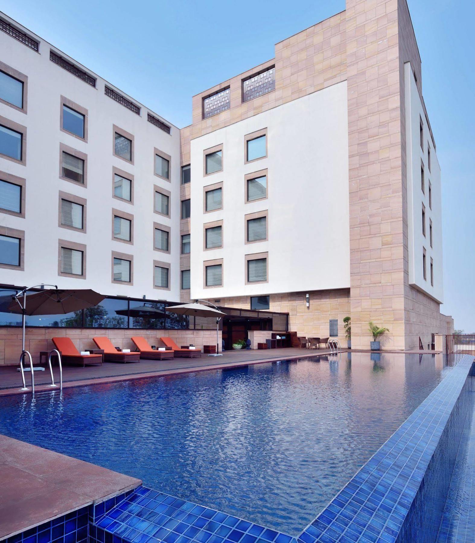 Courtyard By Marriott Raipur Hotell Exteriör bild